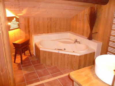 La Pièce Bien-être composée d'une balnéothérapie, un sauna, une douche et un WC