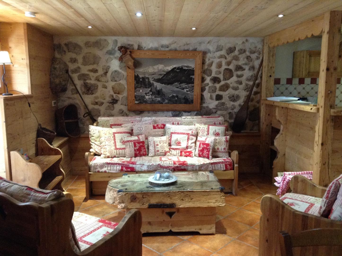 La location se trouve au rez de chaussée d'un luxueux chalet datant de 1834 alliant l'authenticité et le confort moderne, 200 m du centre du village.